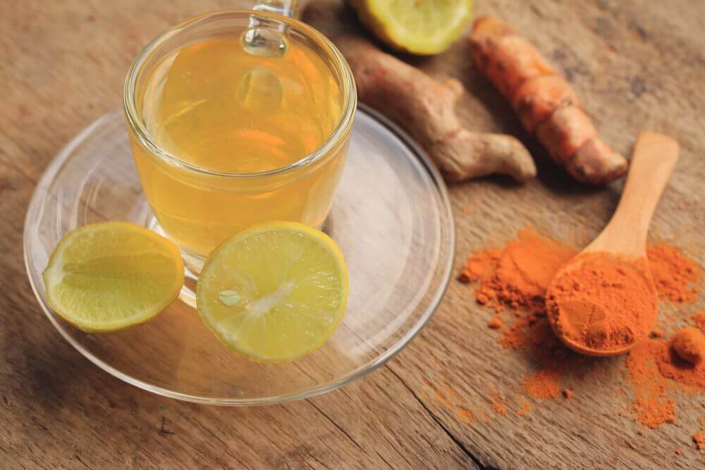 Infusão de cúrcuma com limão