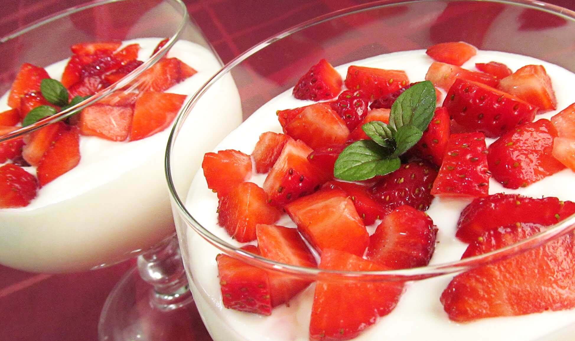Iogurte natural com frutas vermelhas e sementes de chia