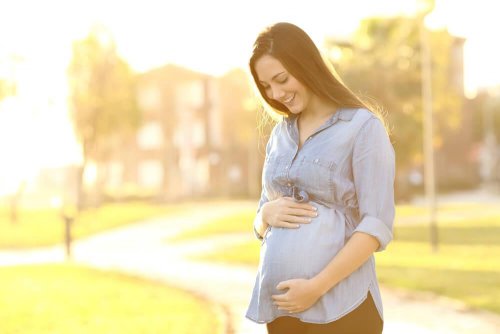 Mulher grávida feliz por estar sempre acompanhada