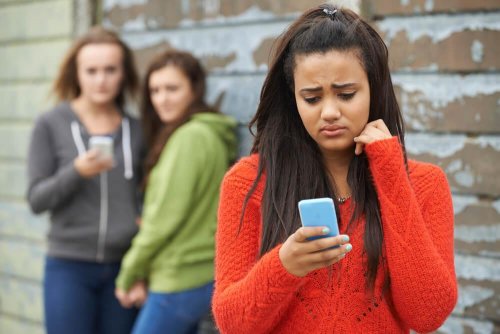 Menina sofrendo de bullying emocional pelo celular
