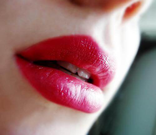 Boca com batom vermelho