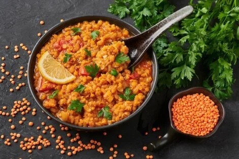 Prato com lentilhas vermelhas cozinhas