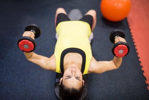 Exercício para ajudar a tonificar seus seios