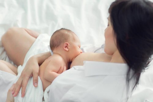 Mãe amamentandoseu bebê