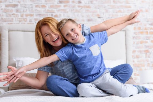 Mãe se divertindo com seu filho