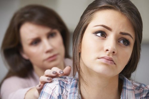 Mãe narcisista conversando com filha