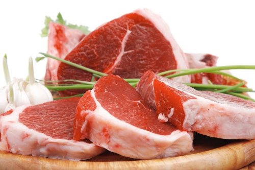 Carne sendo marinada com cebolinha
