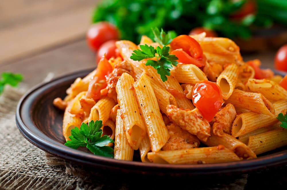 Macarrão integral com cogumelos e tomate cereja