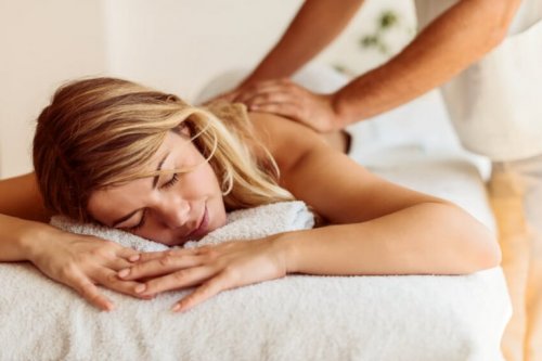 Mulher recebendo massagem