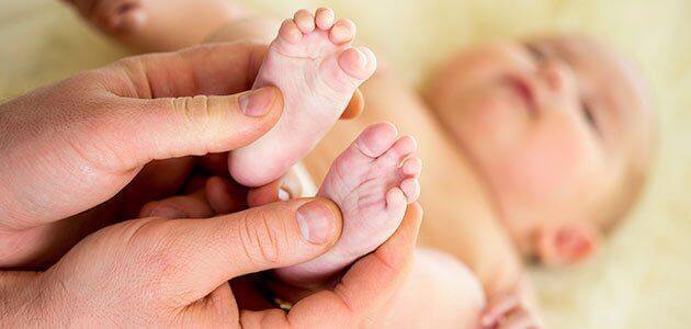 Massagem nos pés do bebê