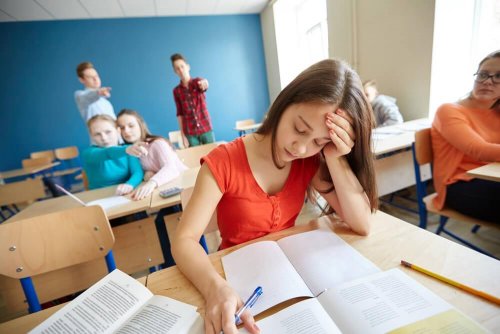 Menina sofrendo de bullying emocional na escola