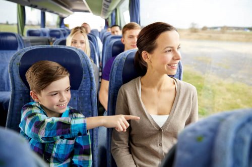 Mãe e filho em ônibus