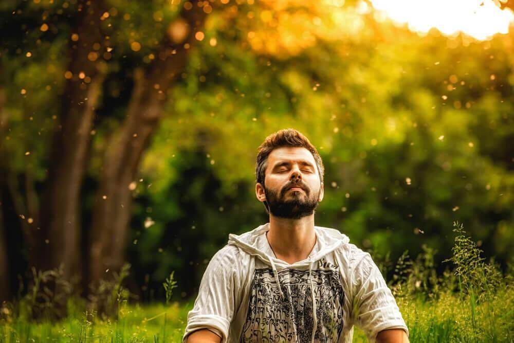 Homem meditando
