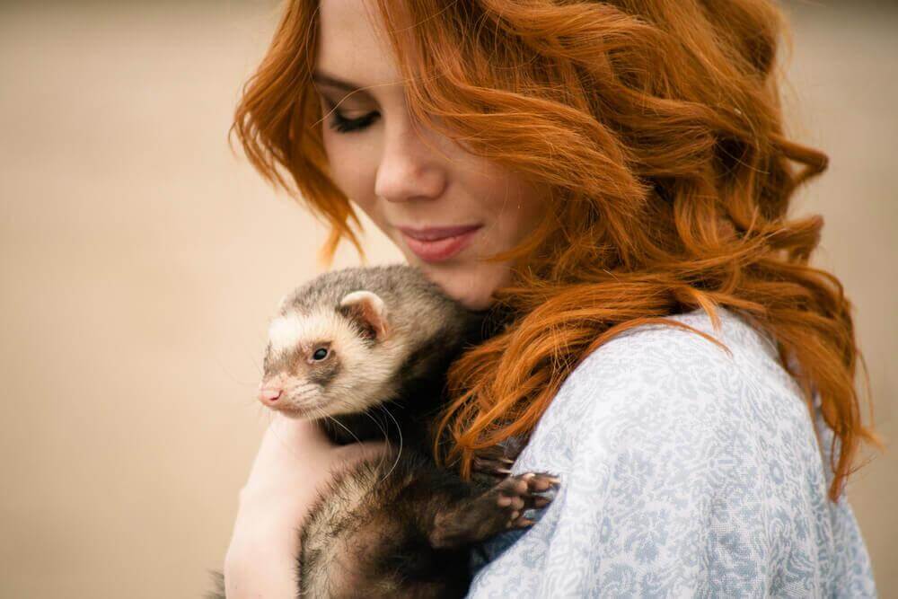 Mulher com seu animal de estimação