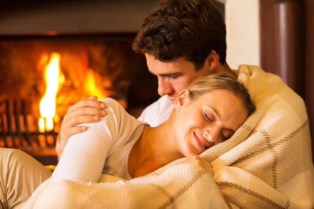 Homem e mulher aconchegados no frio