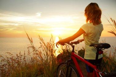Moça que ama a sua vida por completo e aproveita para andar de bicicleta