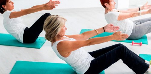 Mulher fazendo abdominais