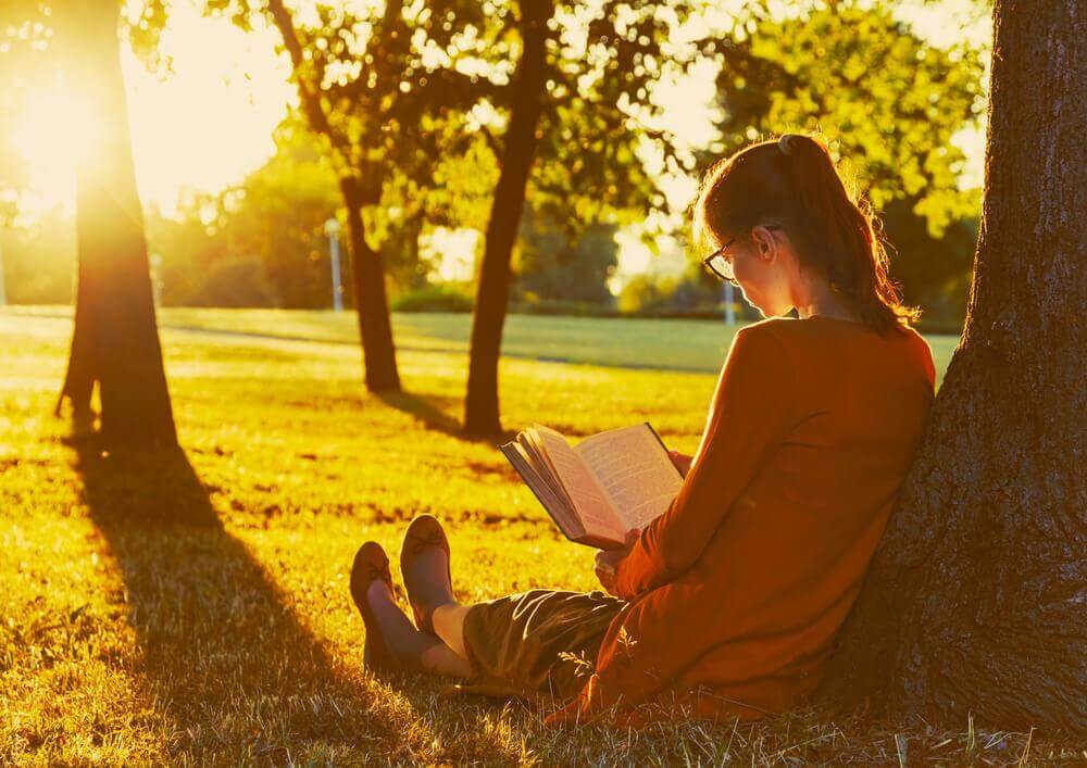 Mulher lendo no parque