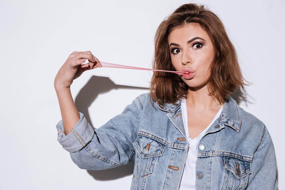 Mulher mascando chiclete