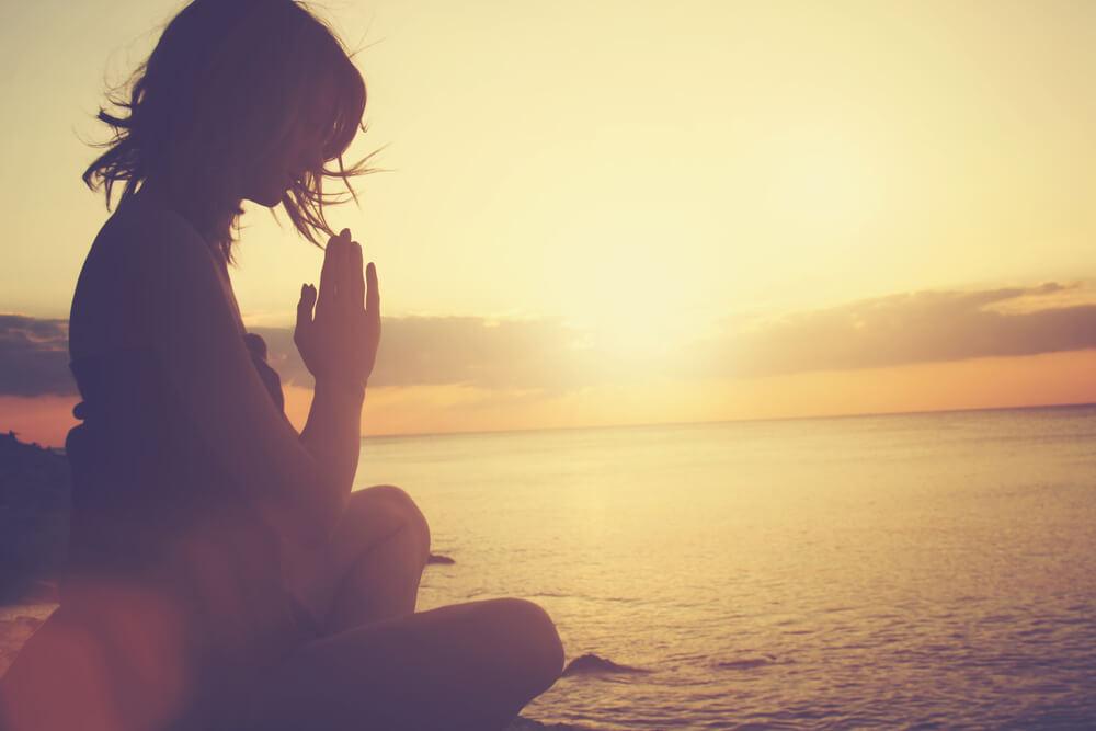 Mulher meditando