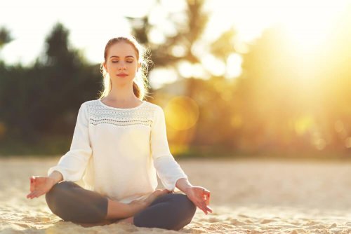 Mulher meditando e pensando nos chakras
