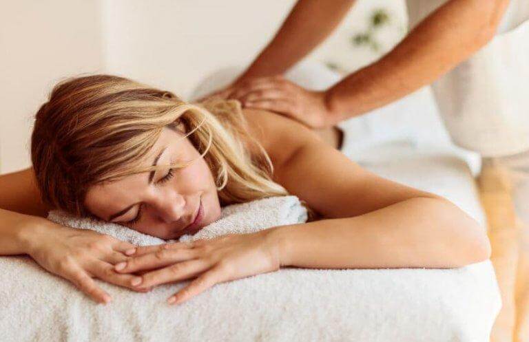 Mulher recebendo massagem