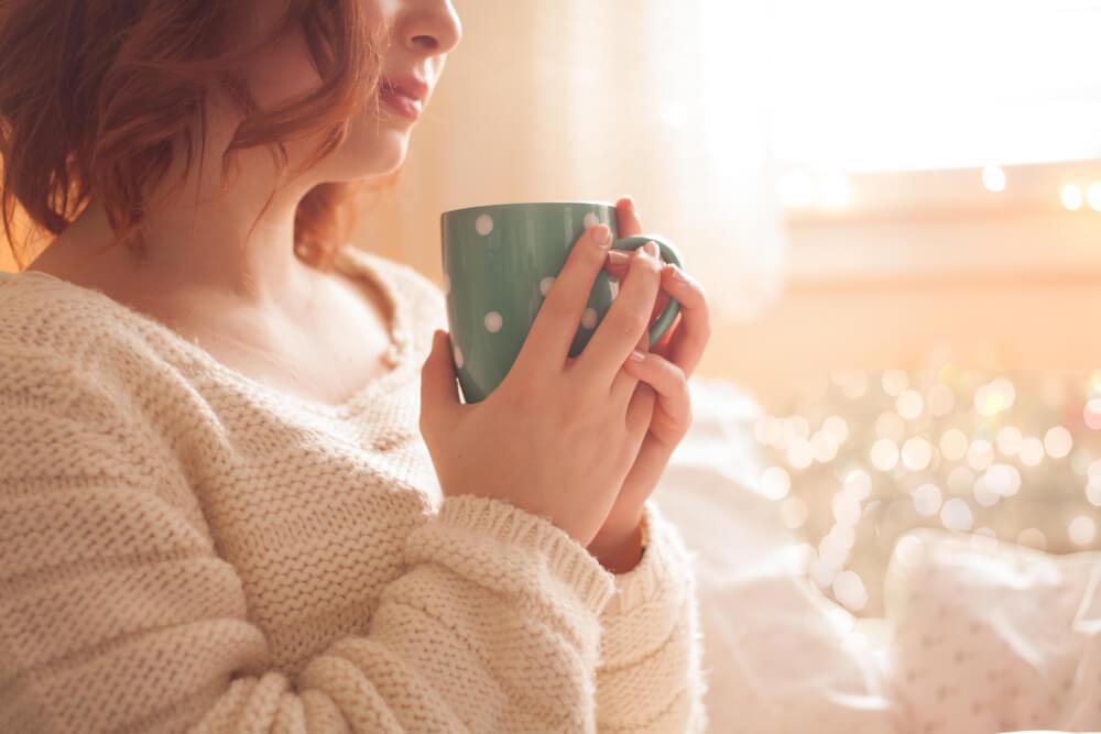 Mulher tomando café