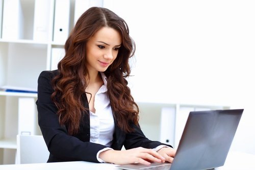 Mulher trabalhando no computador