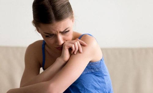 Moça sozinha que sente culpa