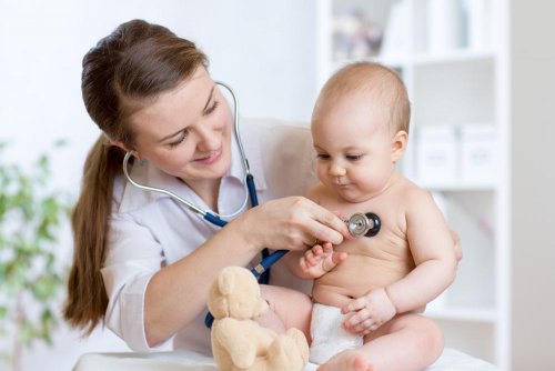 Médica tratando constipação em bebê