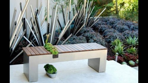 Jardim com banco de madeira
