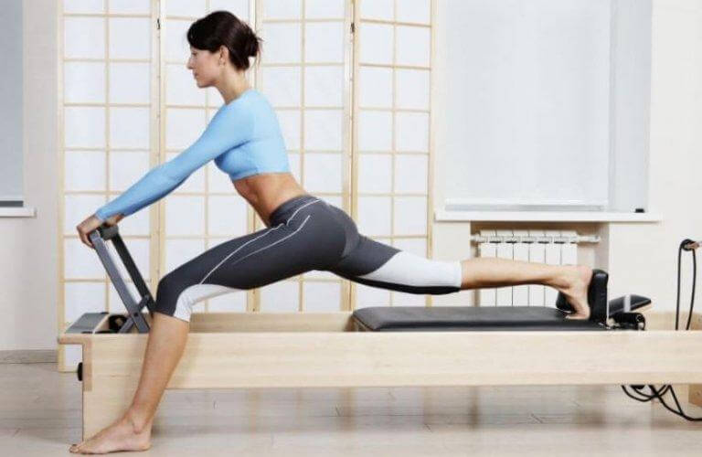 Mulher fazendo pilates