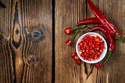 Pode aproveitar das propriedades adelgaçantes da pimenta chili cortada em cubos