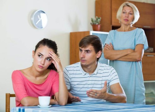 A familia de um dos namorados é um dos motivos de discussões que todo casal feliz tem