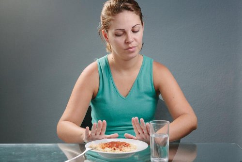 Mulher rejeitando comida