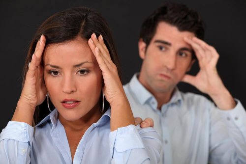 Mulher preocupada porque seu a trata com desprezo