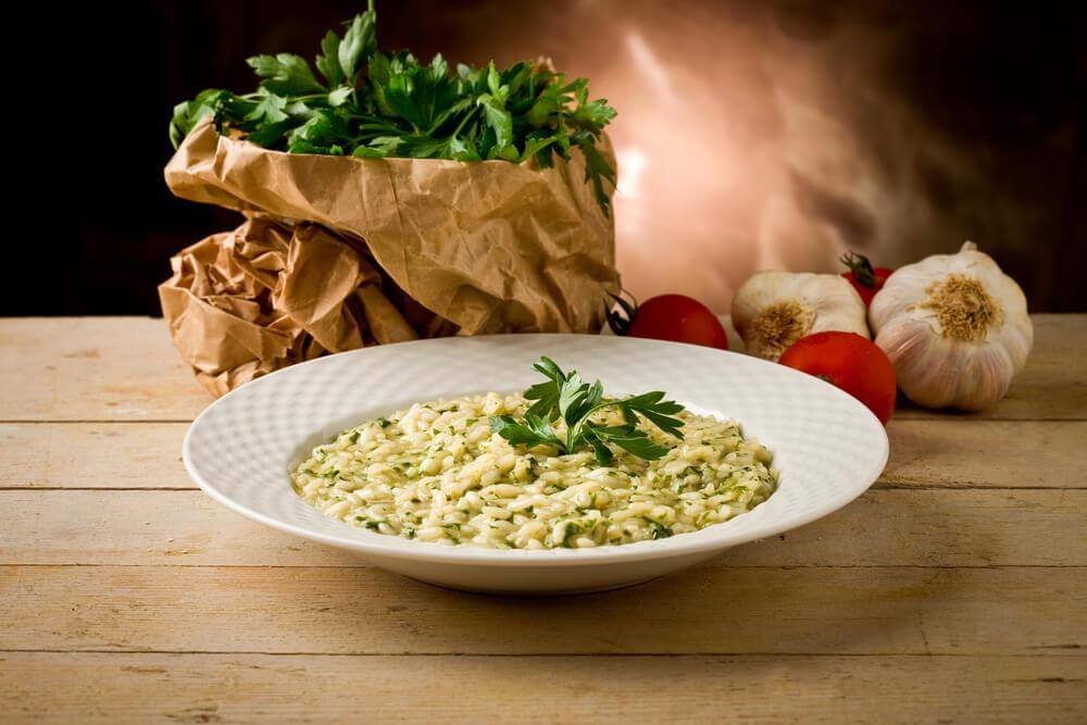 Risoto de tomate com manjericão