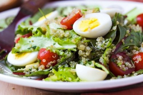 Salada de atum fresco com vegetais