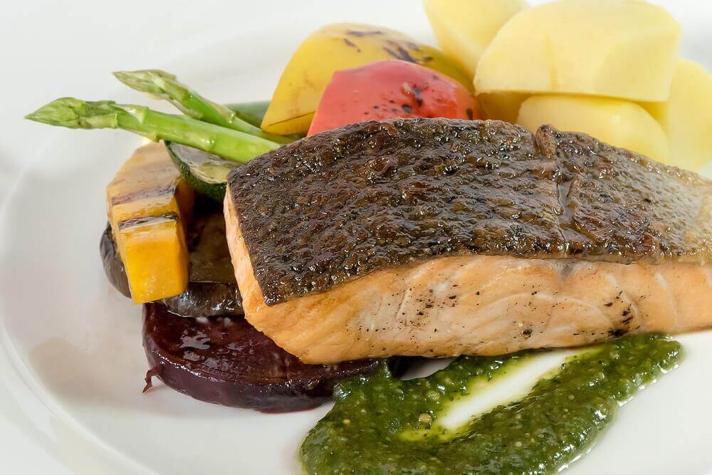 Salmão no vapor com legumes na manteiga