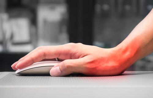 Usar muito o computador pode trazer síndromes nas mãos