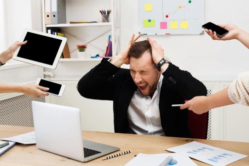 Pessoas se aproveitando do homem