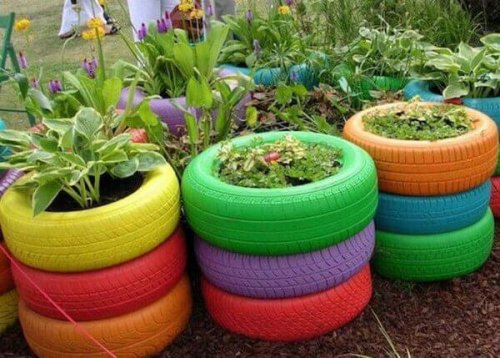 Vasos de plantas feitos de pneus