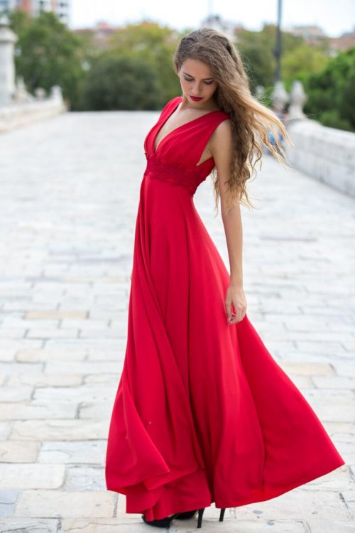 Escolha saltos escuros para vestidos de cor
