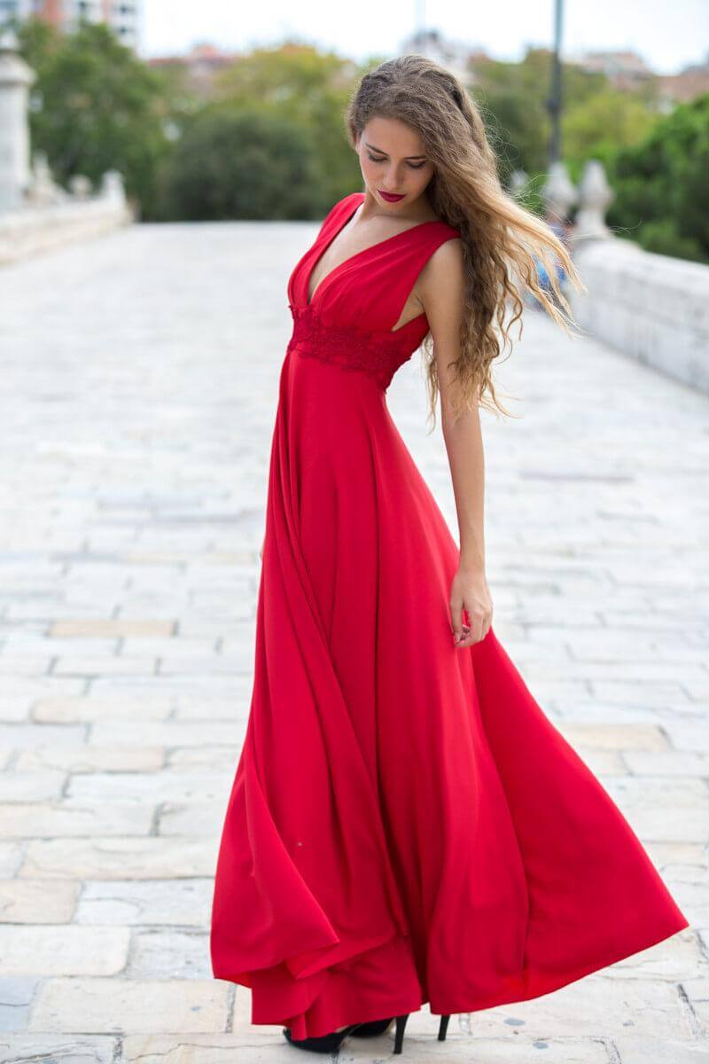 Mulher usando vestido vermelho