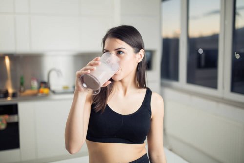 Mulher bebendo Vitamina nutritiva com leite