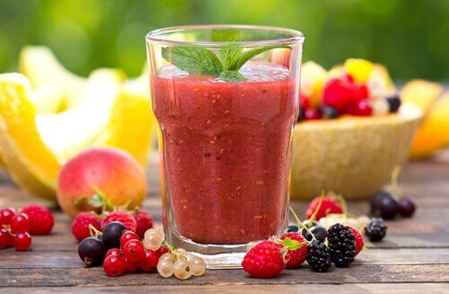 Vitamina nutritiva com frutos vermelhos