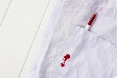 4 dicas para remover manchas de caneta da roupa do seu filho