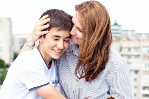 Mãe apoiando seu filho