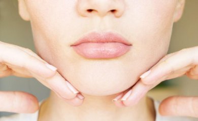5 exercícios e remédios caseiros para reduzir a papada