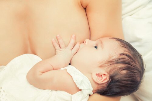 Bebê mamando no peito da mãe